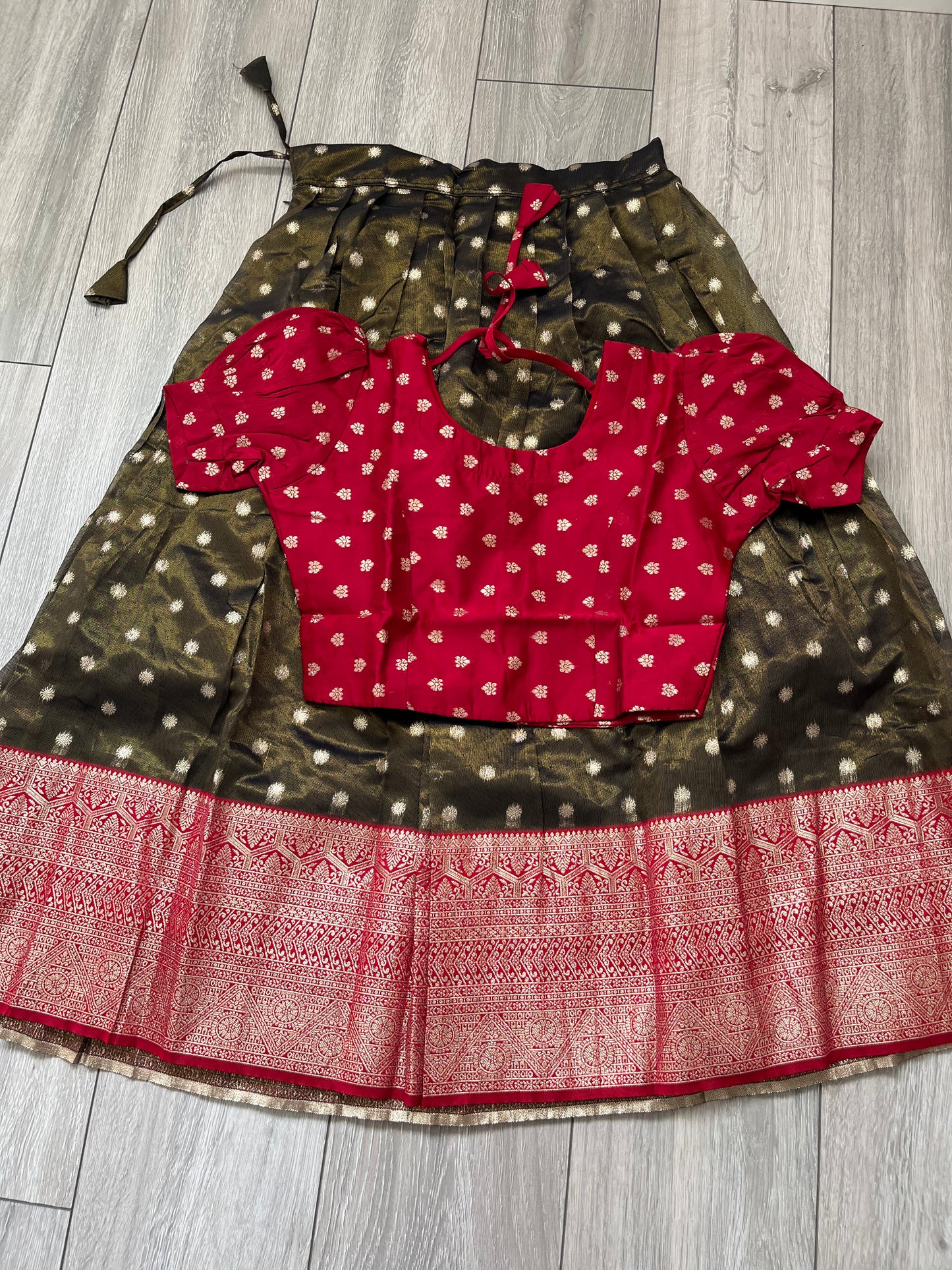 Settu pavada Pattu Pavadai