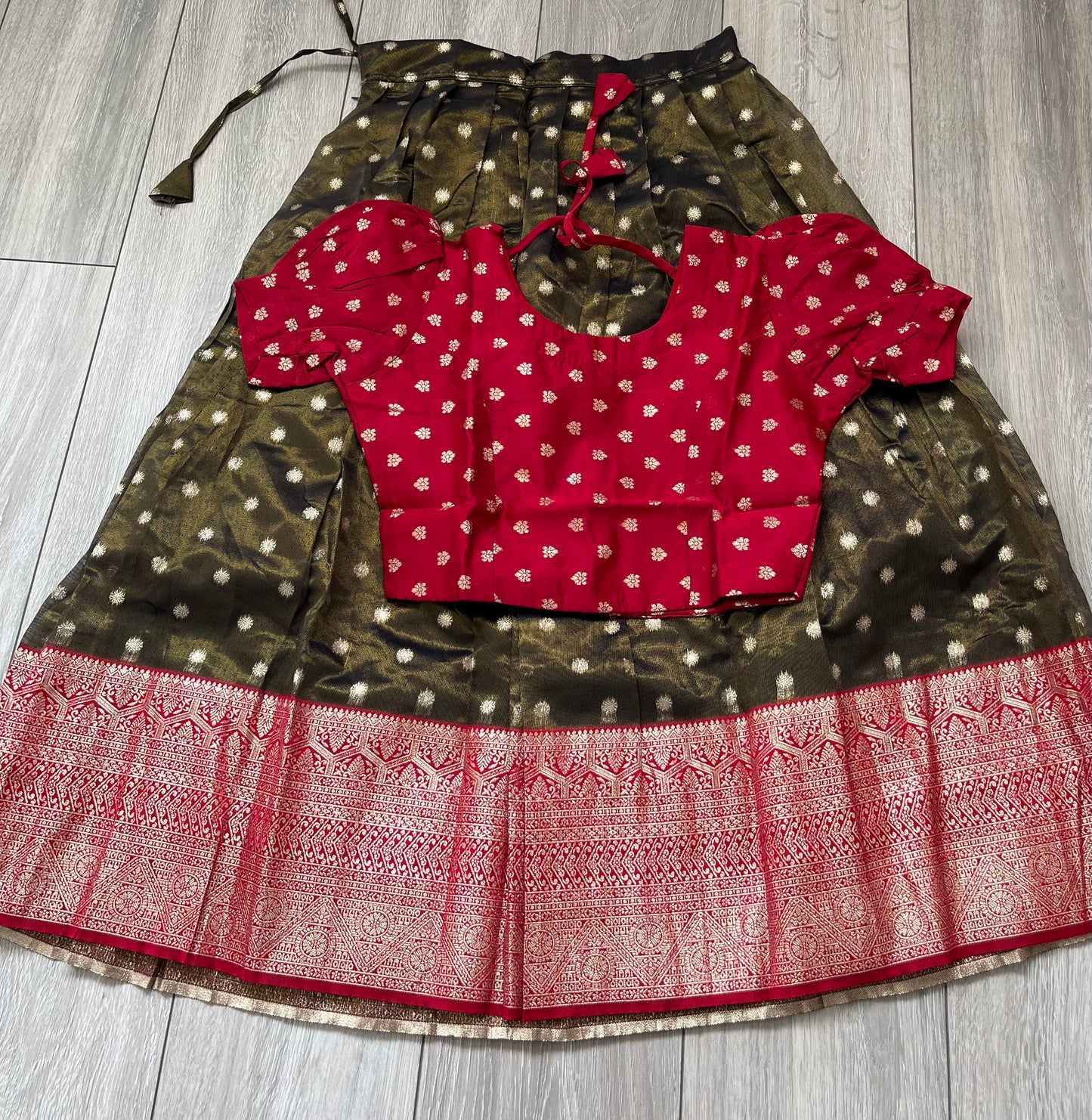 Settu pavada Pattu Pavadai